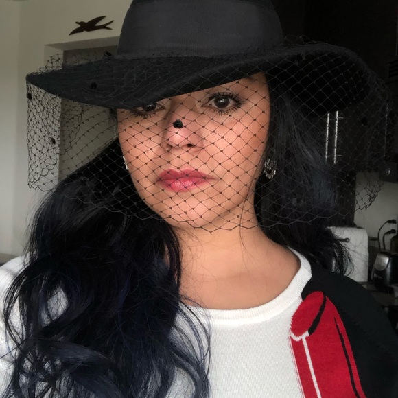 Meet your Posher, Monica - Picture 3 of 10